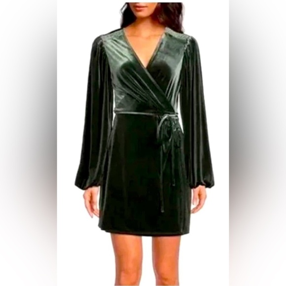 Gianni Bini Dresses & Skirts - NWT Gianni Bini Green Leighton Velvet Wrap Dress Size Medium